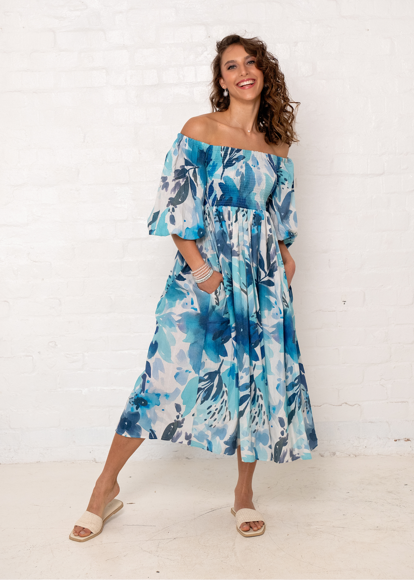 Donna Dress in Blue Flowers. ***NO FRILL**