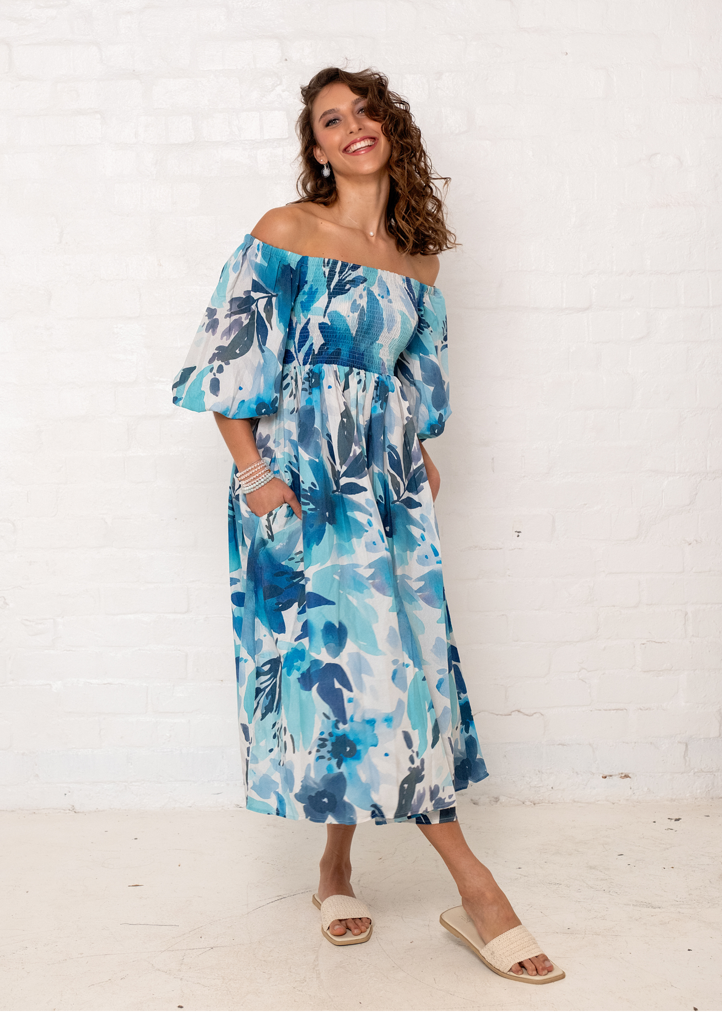 Donna Dress in Blue Flowers. ***NO FRILL**