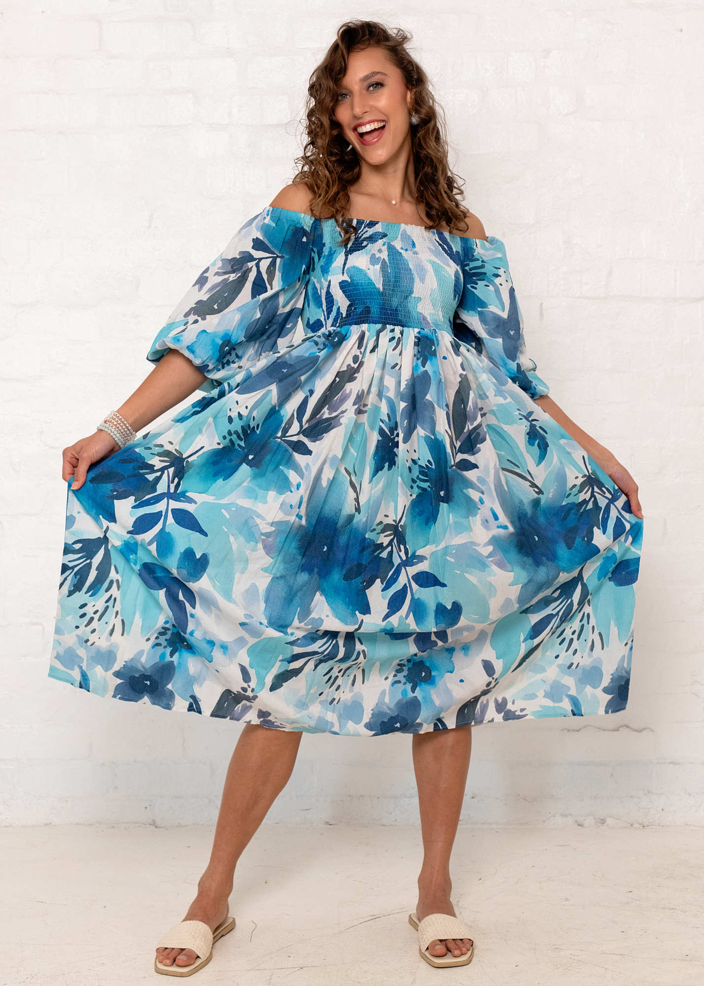 Donna Dress in Blue Flowers. ***NO FRILL**
