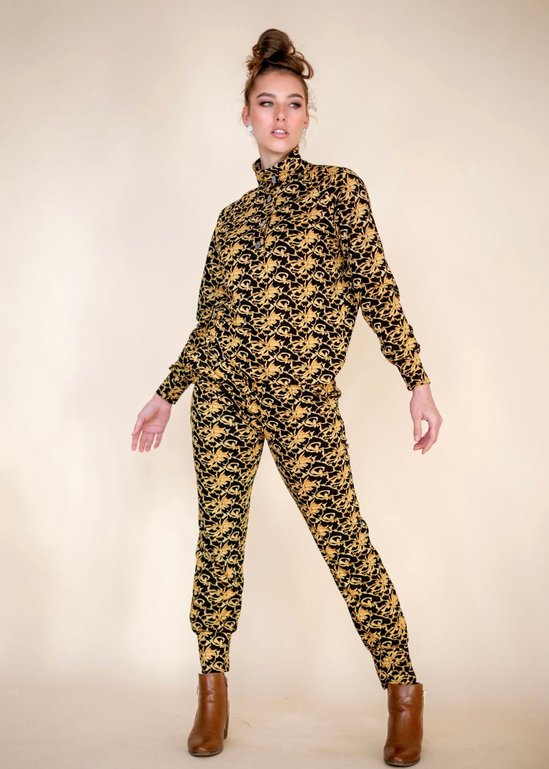 Terry Cuffed Pants Black and Gold