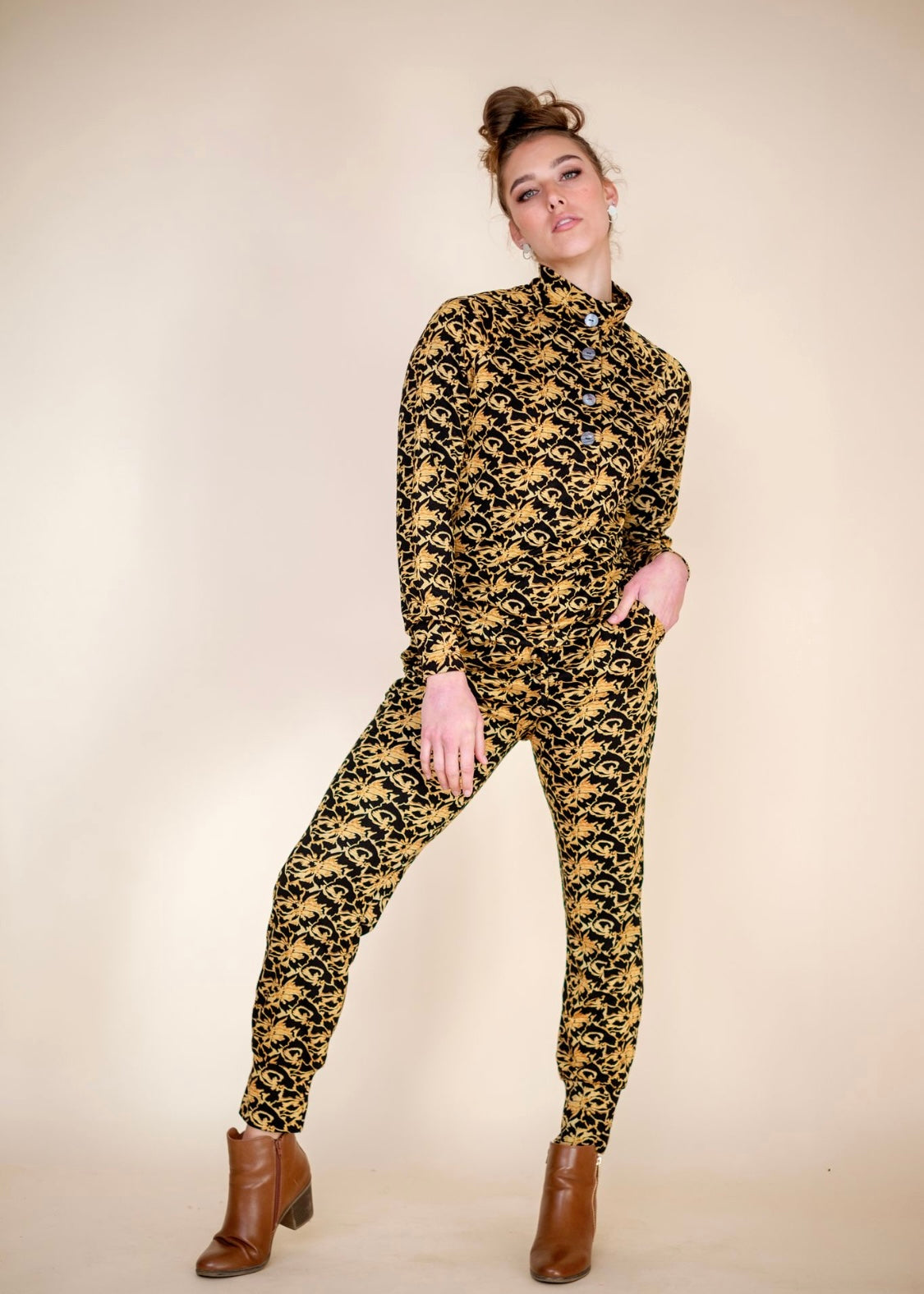 Terry Cuffed Pants Black and Gold