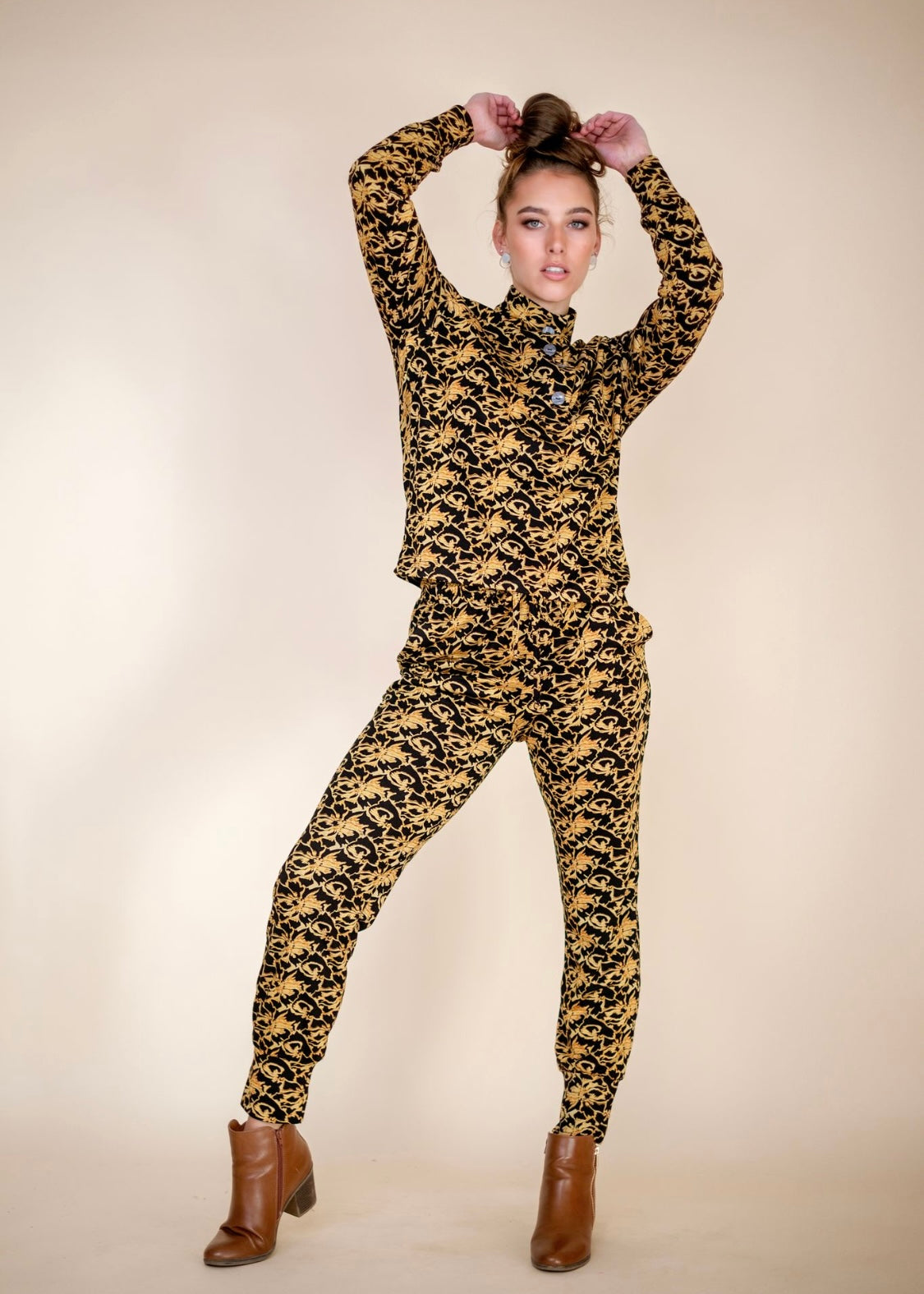 Terry Cuffed Pants Black and Gold
