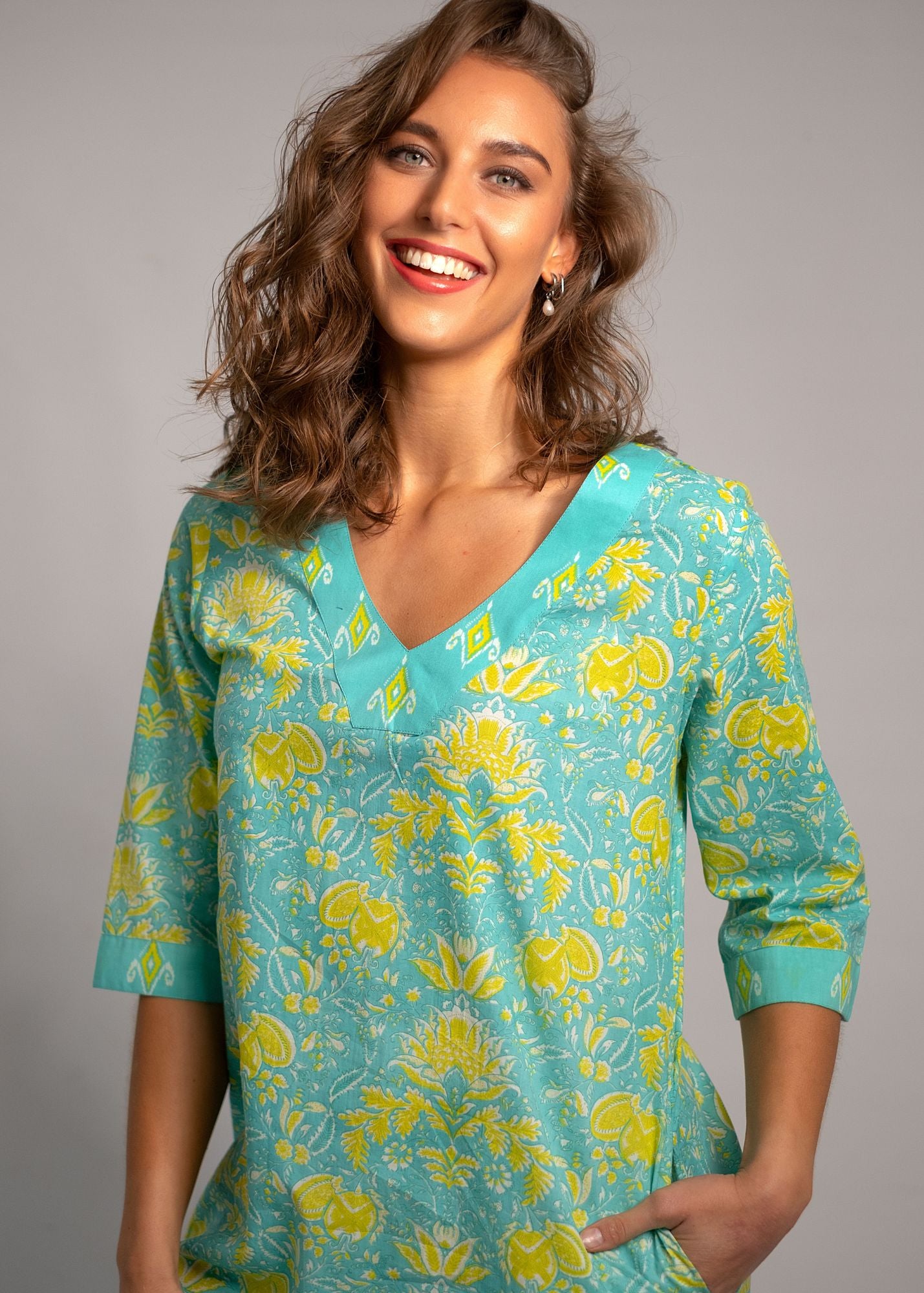 V-Neck tunic in Turquoise with Turquoise Contrast