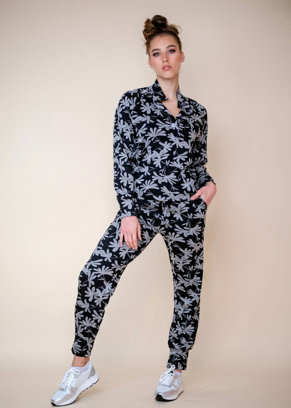 Terry Cuffed Pants, Black and white Leaves
