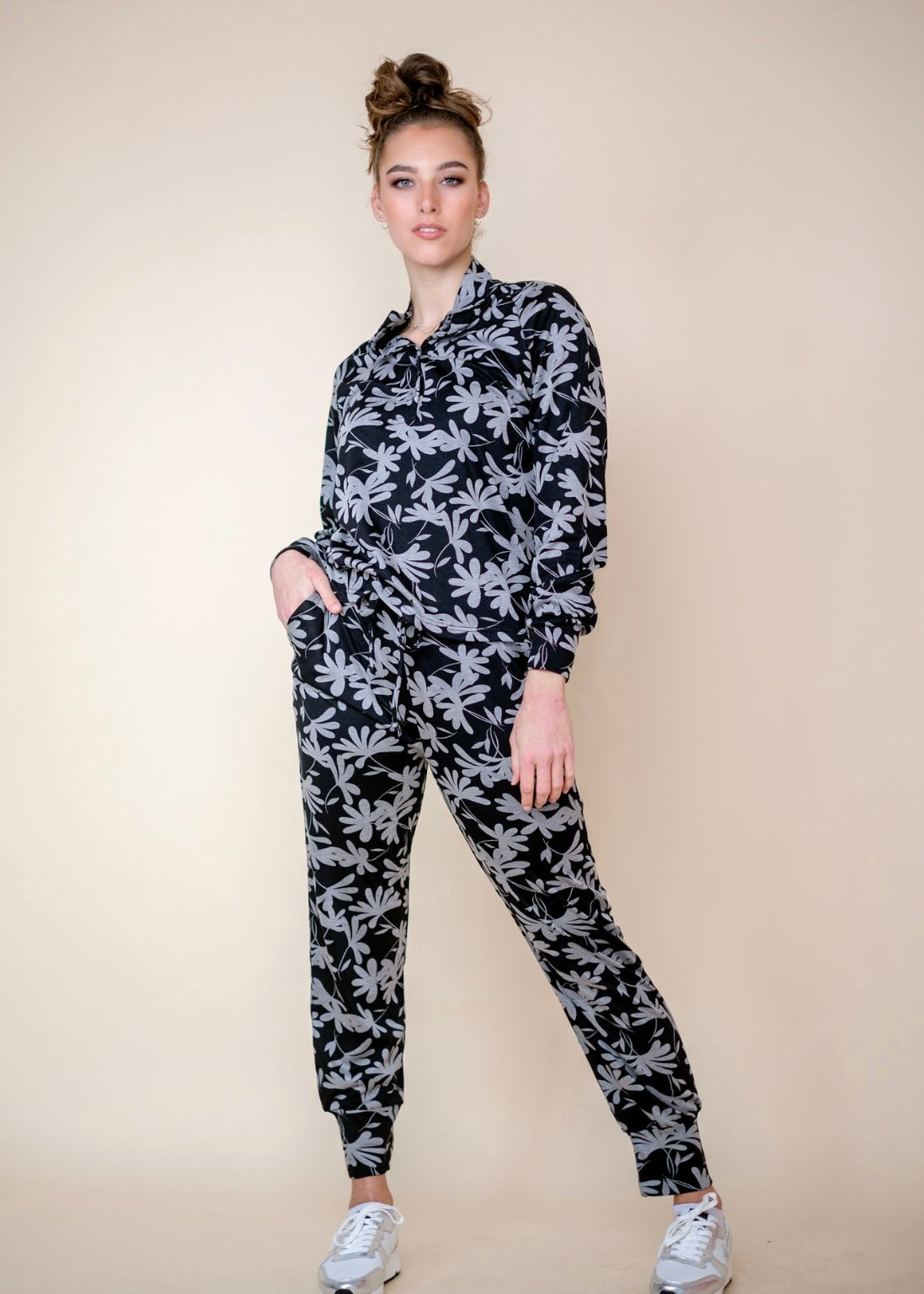 Terry Cuffed Pants, Black and white Leaves